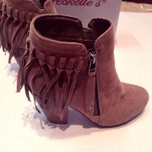 Breckelle's NWT 5.5  Fringe Boots